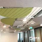 Акустична таванна преграда в работното пространство