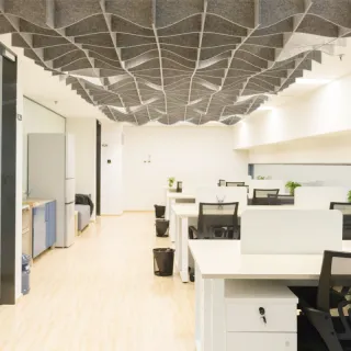 Акустичен таван облак в работното пространство