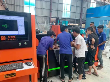 آلة قطع الألياف المعدنية CNC ميانمار XQ-3015 1500W