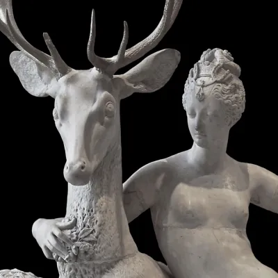 Statua di donna nuda e cervo in pietra di marmo