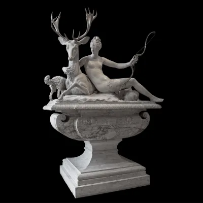 Statua di donna nuda e cervo in pietra di marmo