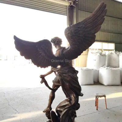 Большая бронзовая статуя ангела Святого Михаила
