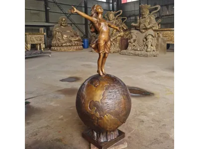 Linda garota em tamanho natural em pé na estátua da figura de bronze do globo