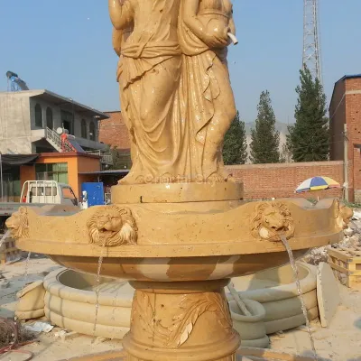 Grande fonte de água de pedra de mármore ao ar livre com estátuas de senhora