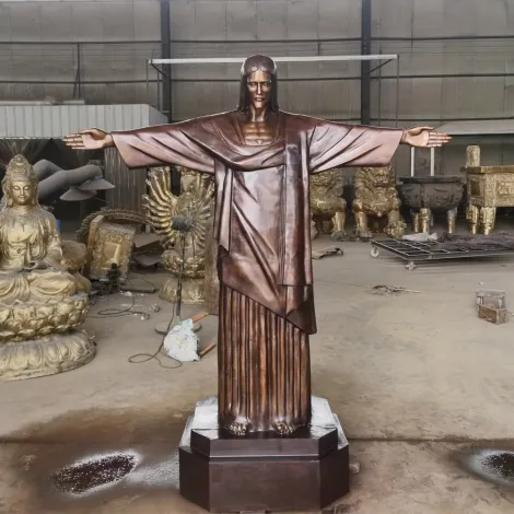 В натуральную величину бронзовая статуя Иисуса Христа-Искупителя