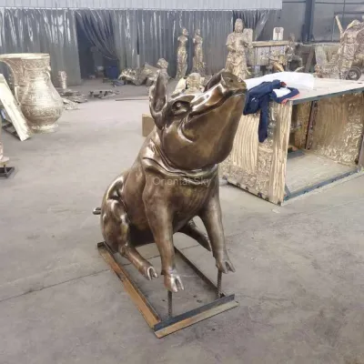 Statua di maiale in bronzo a grandezza naturale
