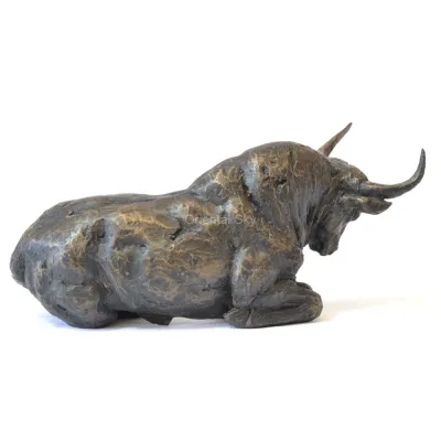 Statue de taureau en bronze grandeur nature à genoux sur le sol