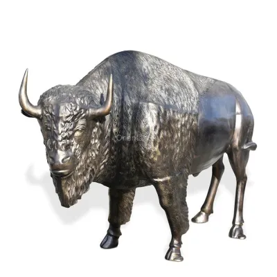 Grande estátua de búfalo de bronze ao ar livre em tamanho natural