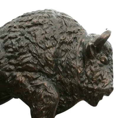 Скульптура быка металла большой на открытом воздухе бронзовой статуи буйвола в натуральную величину