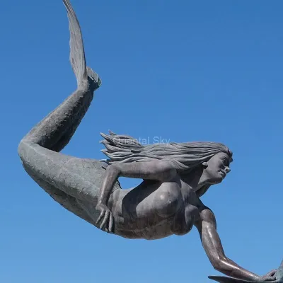 Estátua em tamanho real de bronze de sereia e golfinho nadando escultura no jardim