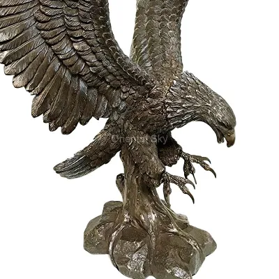 Escultura de águila voladora de bronce de tamaño natural