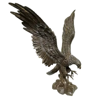 Escultura de águia voadora em bronze em tamanho real