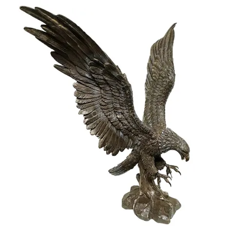 Sculpture d'aigle volant en bronze grandeur nature