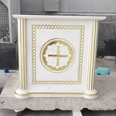 Altar de piedra de mármol blanco con dorado dorado
