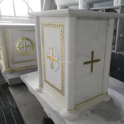 Altar de piedra de mármol blanco con dorado dorado