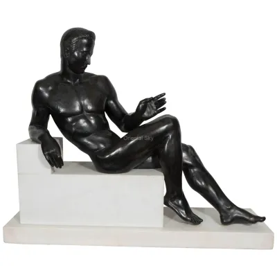 Bronze Nu Jeune Homme Assis Sur Statue Escalier Sculpture Masculine