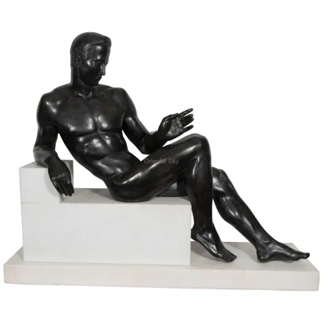 Jovem nu de bronze sentado na escada estátua escultura masculina