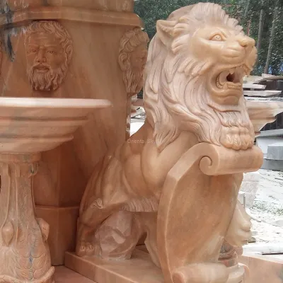 Grande fontana in pietra di marmo rosso all'aperto con statue di uomini e leoni
