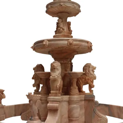 Großer roter Marmorsteinbrunnen im Freien mit Mann- und Löwenstatuen