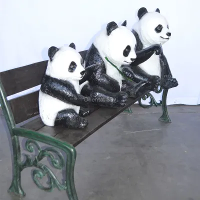 Statue de trois ours panda en bronze se reposant sur la sculpture de jardin de banc