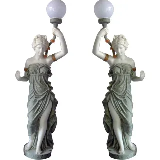 Statua di donna in marmo a grandezza naturale con lampada da scultura in pietra chiara