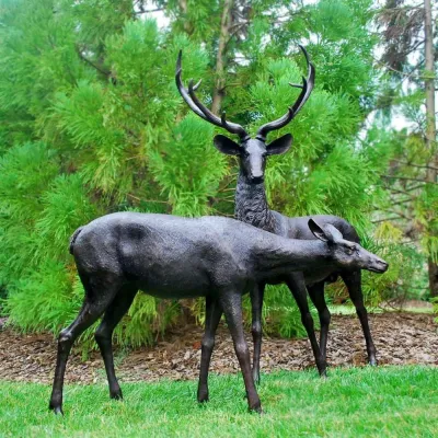 Levensgrote bronzen herten en hert standbeeld tuin dier sculptuur