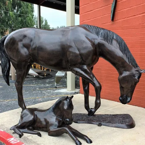 Levensgrote bronzen moeder paard en pony standbeeld tuin sculptuur
