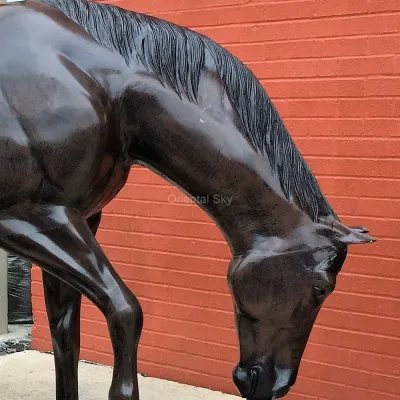 Levensgrote bronzen moeder paard en pony standbeeld tuin sculptuur
