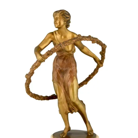 Estátua de menina de bronze jogando aro de metal escultura de figura feminina