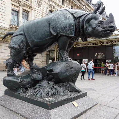 Grande estátua de bronze do rinoceronte de metal escultura em monumento a animais
