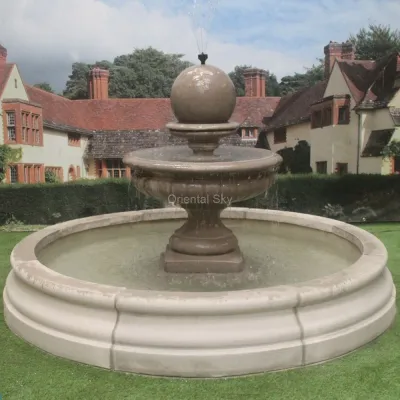 Открытый фонтан из мраморной сферы с шариковым каменным оформлением в саду