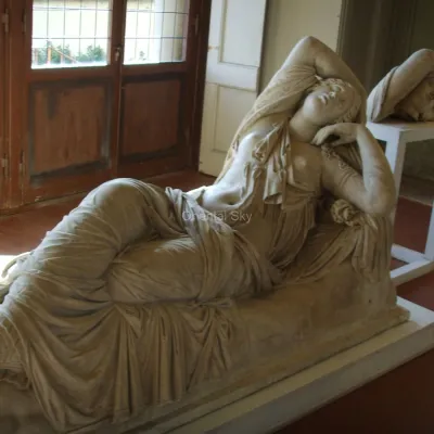Scultura femminile in pietra della statua della donna addormentata in marmo dell'antica Europa