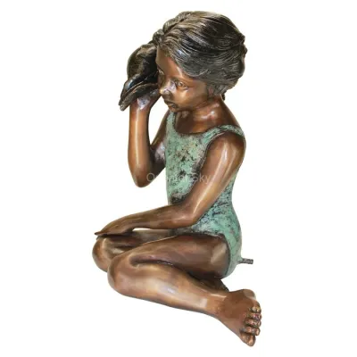 Bronze Mädchen mit Meeresschnecke Statue Metall Kinderskulptur