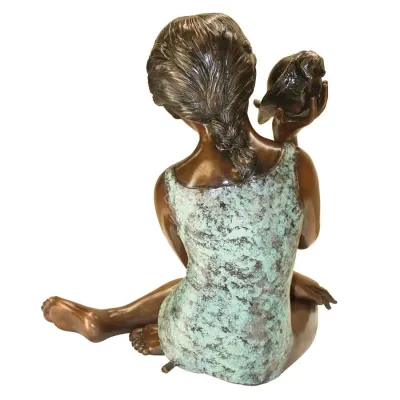 Bronze Mädchen mit Meeresschnecke Statue Metall Kinderskulptur