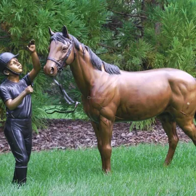 Bronzen meisje en veulen tuin standbeeld levensgrote paard tuin beeldhouwkunst