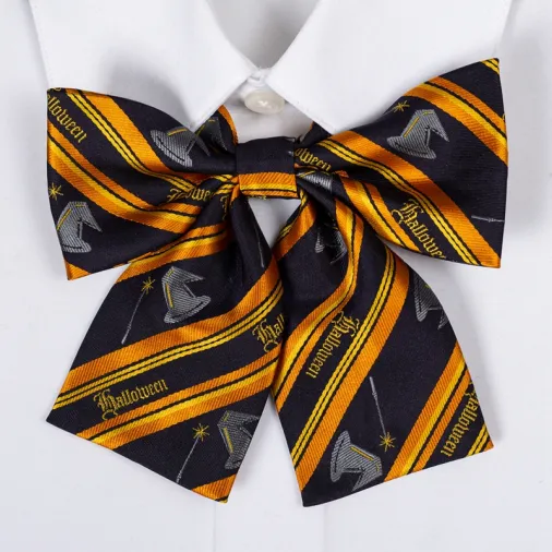 学生の学校の蝶ネクタイ制服の女性の蝶ネクタイ