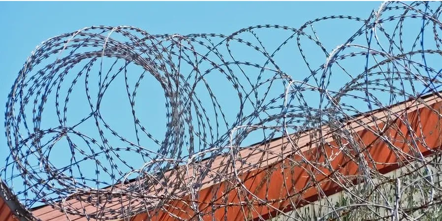 What is the Difference Between Razor Barbed Wire and Ordinary Barbed Wire?