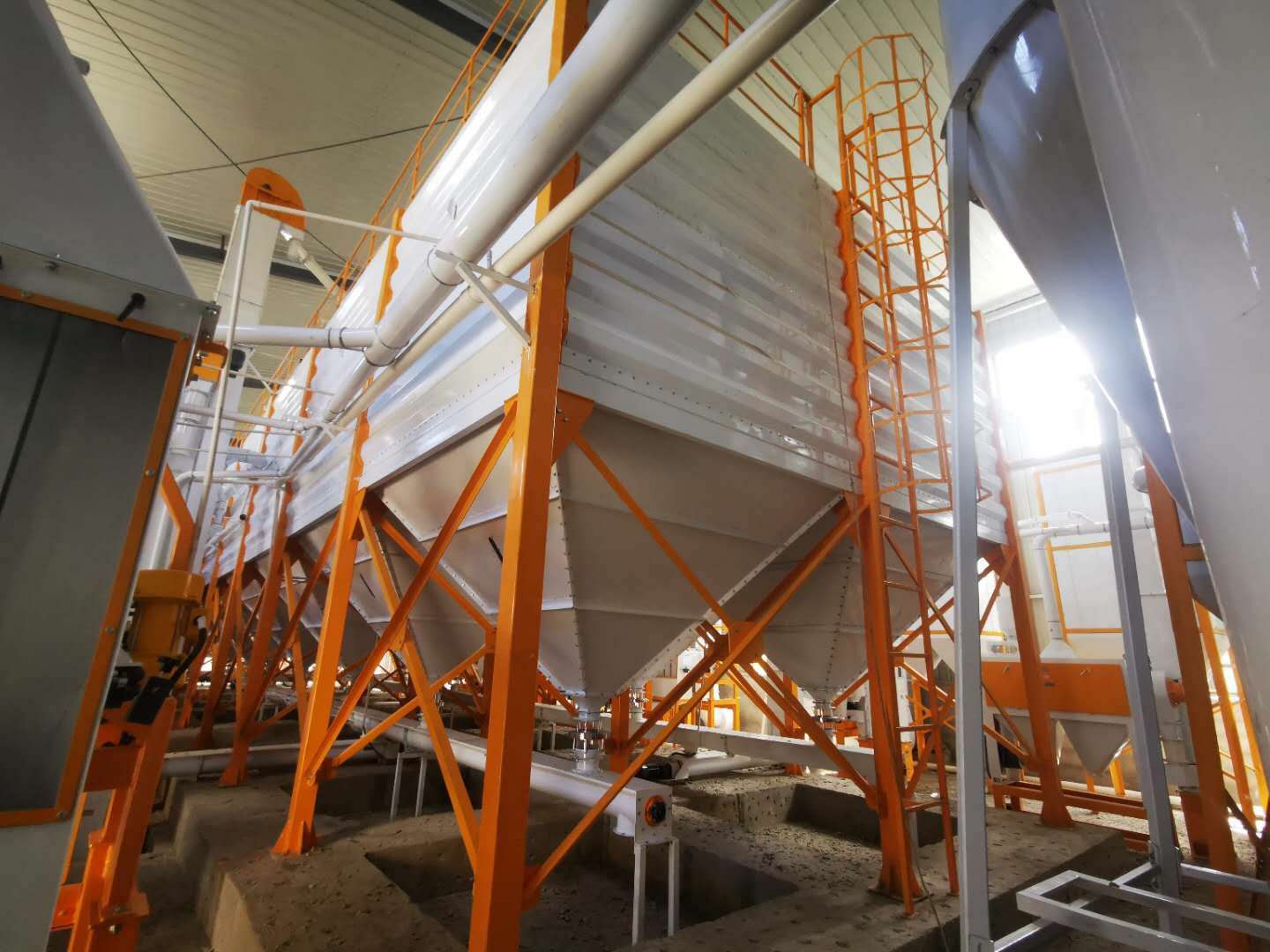 The whole wheat flour milling system includes wheat flour milling system, purification system and screening system to form a continuous flour production process. The main equipment includes wheat flour units, purifiers, square sieves, etc.