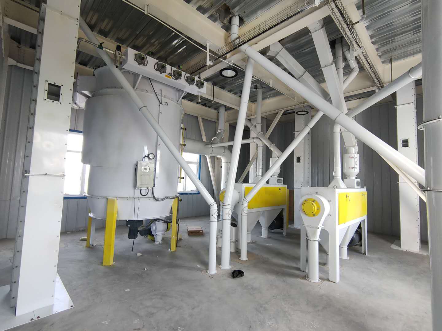The flour quantitative bagging machine is a complete packaging system for wheat flour production, integrating weighing and packaging.Are you building a new facility or looking to upgrade an existing flour mill? The key to increasing plant productivity and profitability is working with Bratney's team of process engineers and experts to design, build and install your next process plant.