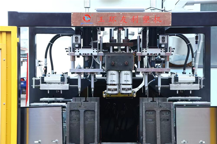 PET molding machines contribute to the lightweighting trend in packaging, supporting companies in meeting sustainability goals and reducing their carbon footprint.