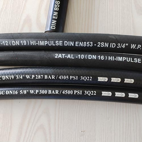 Hydraulic hoses enable the transmission of high power with relatively small components, resulting in a high power density.