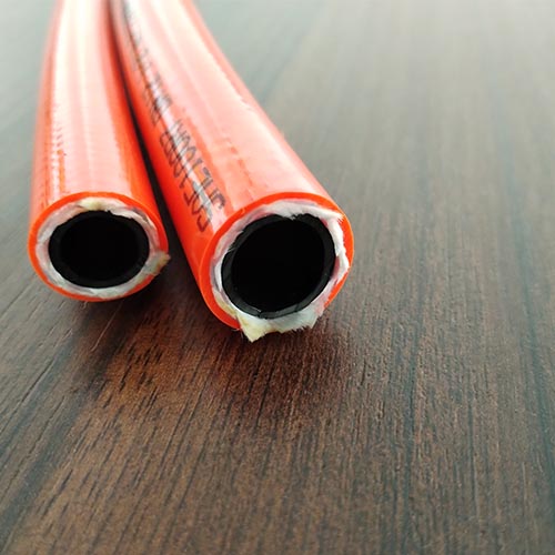 Hydraulic hoses are compatible with a variety of hydraulic fluids, facilitating their use in diverse industrial settings.