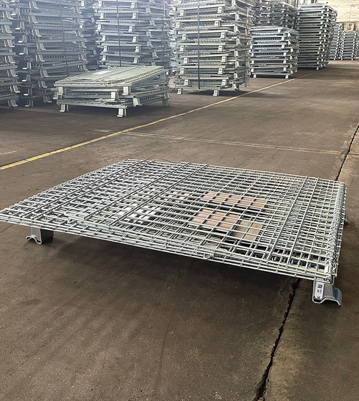 Metal Wire Decking provides reliable support for heavy-duty storage requirements.