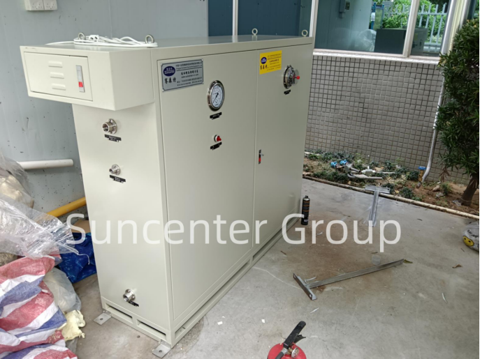 CO2 pressurization system for dry ice cleaning equipment