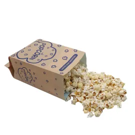 Brązowa niebielona papierowa torba na popcorn w kuchence mikrofalowej