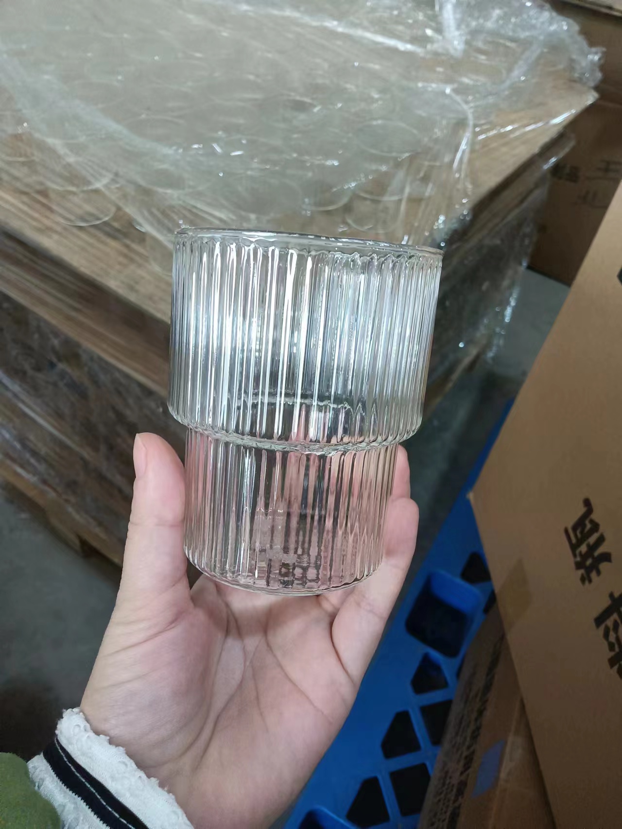 Latest Simple Design Round Transparent Cold Drink Cup for Restaurant Wholesale Striped Coffee Glass Tumbler Cups