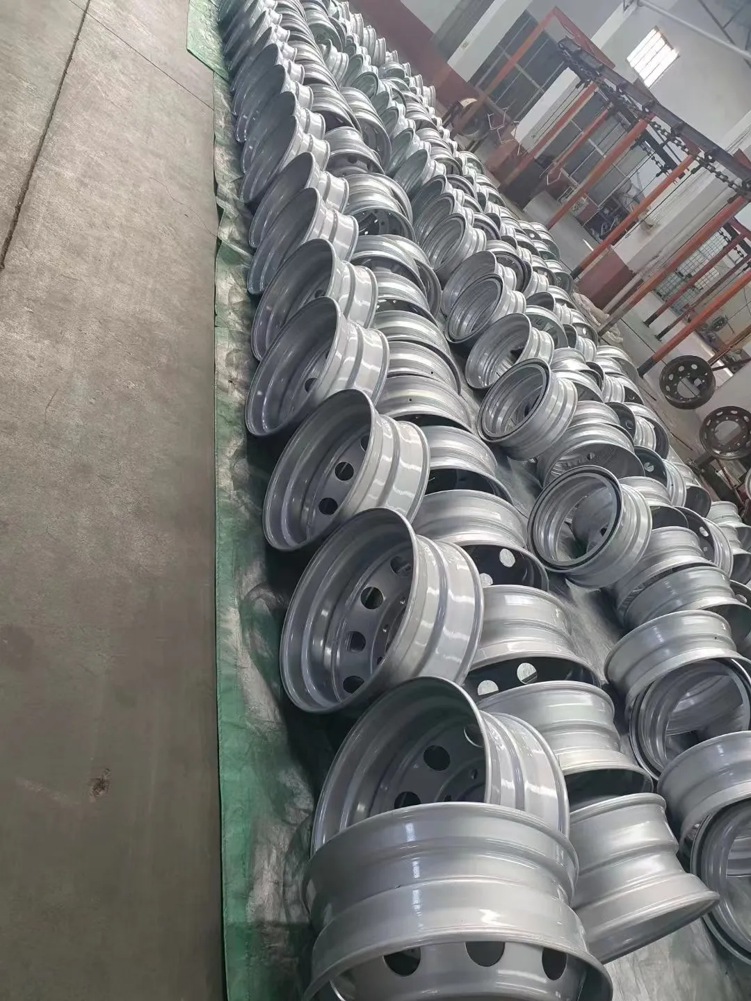 Wheel thickness thickened air hole