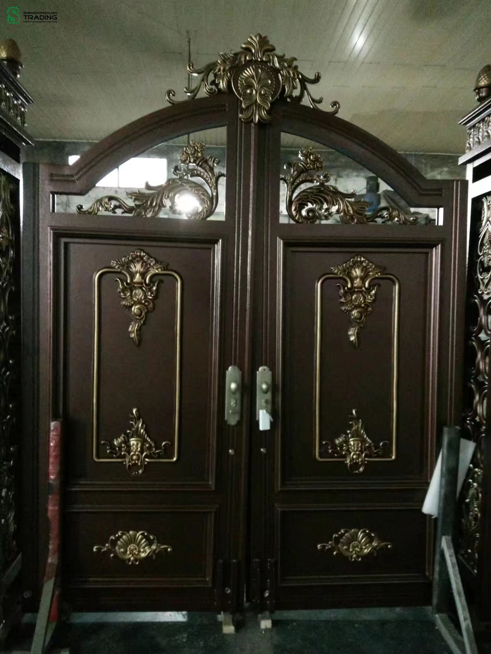 Portão de entrada ornamental de metal e alumínio