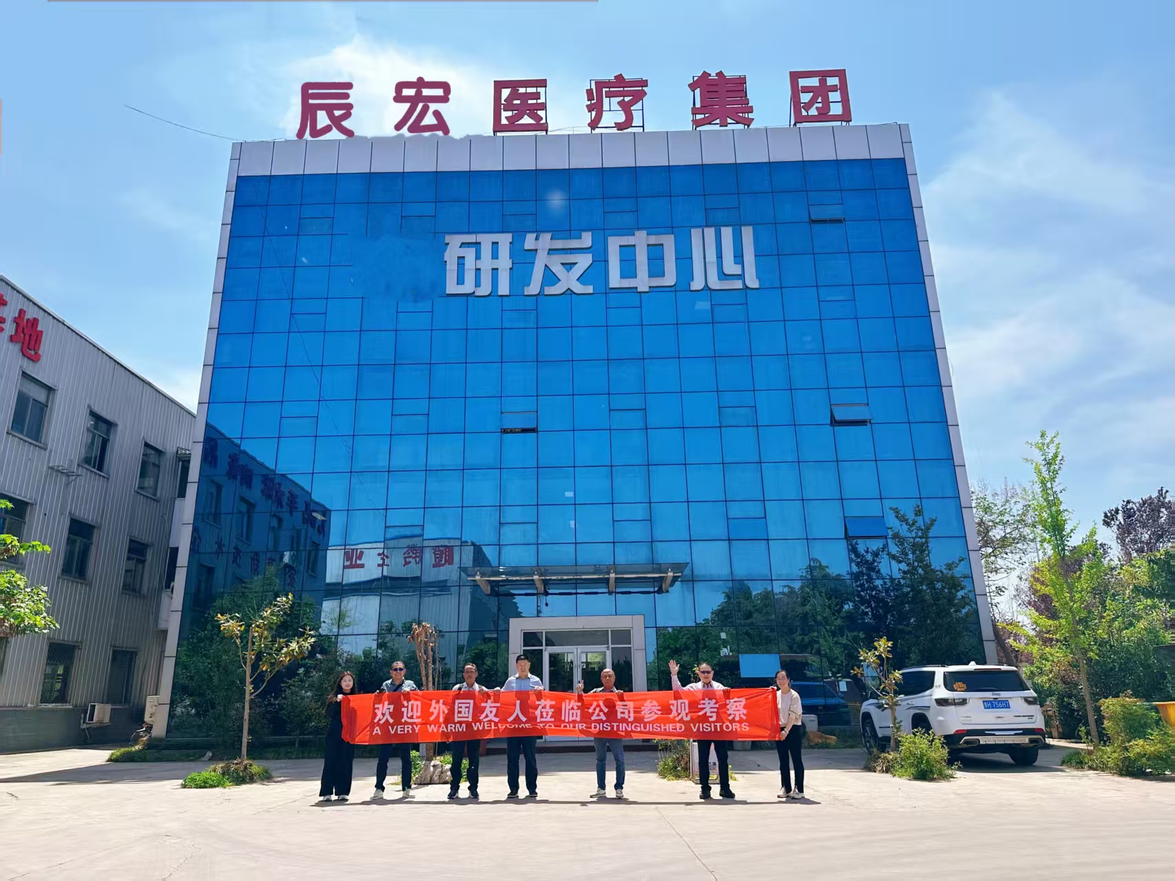 Warmly welcome customers to visit our factory