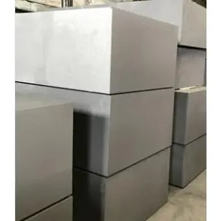 One of the main uses of graphite is to produce refractory materials, including refractory bricks, crucibles, continuous casting powder, mold cores, molds, detergents and high temperature resistant materials. Because graphite has many excellent properties,
